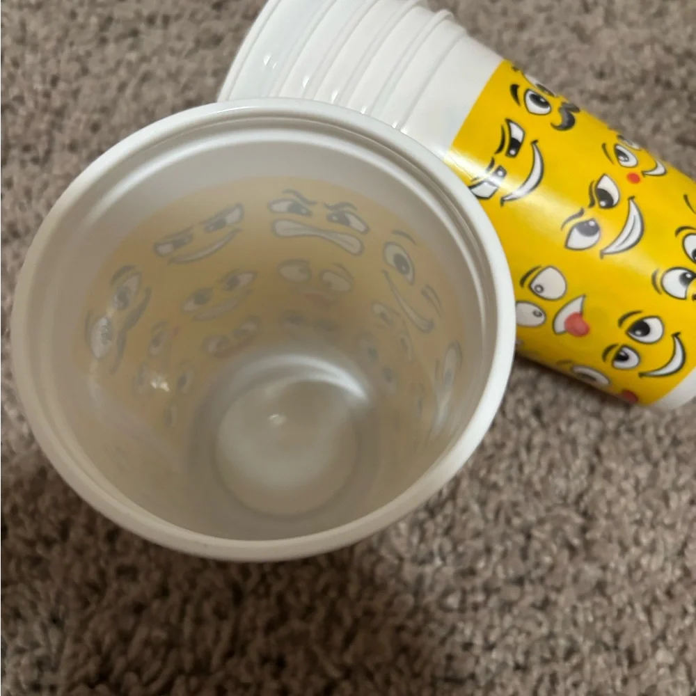 Emoji Party Cups - Yellow and White NEW lots of 6 plastic